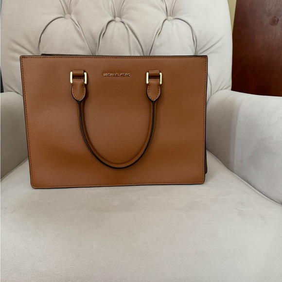 Michael Kors handbag, camel, leather, comes w/shoulder strap, 13”wide, 9.5”deep - Picture 3 of 11